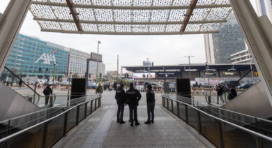 Milano, tenta di scavalcare ringhiera e precipita: muore un 21enne in piazza Gae Aulenti