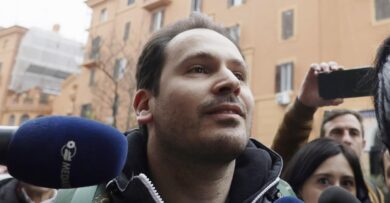 Garlasco, la madre di Sempio sulla scarpa: “Ha il numero 44 da vent’anni, gli prendono le misure adesso”