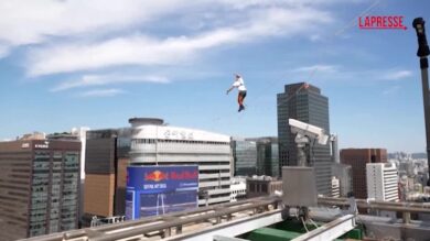Corea del Sud, l’impresa dello slackliner Jaan Roose a 120 metri d’altezza