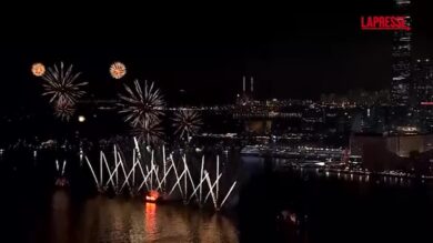 Hong Kong, i fuochi d’artificio per la Festa Nazionale cinese: show di 23 minuti con 30 mila razzi