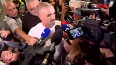 Volo FlyDubai, uno dei passeggeri-eroi racconta: "Il pilota accoltellato bloccava la porta"