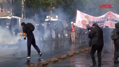 Cile, previsti tagli all'istruzione: violenti scontri a Santiago