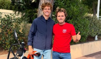 Jannik Sinner ce l’ha fatta: al quinto tentativo prende la patente della moto