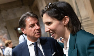 Centrosinistra, Schlein a Conte: “Uno non vale uno, il Pd guida la coalizione”. Il leader del M5S: “Non c’è alternativa alle primarie”