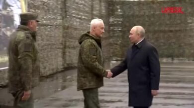 Russia, Putin assiste alle esercitazioni militari negli Urali
