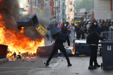 Francia, donna colpita con lanciafiamme artigianale durante le proteste studentesche: arrestato 15enne