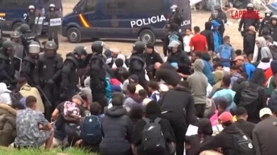 Ceuta, la polizia spagnola smantella l'accampamento di migranti sulla spiaggia di Trampolín