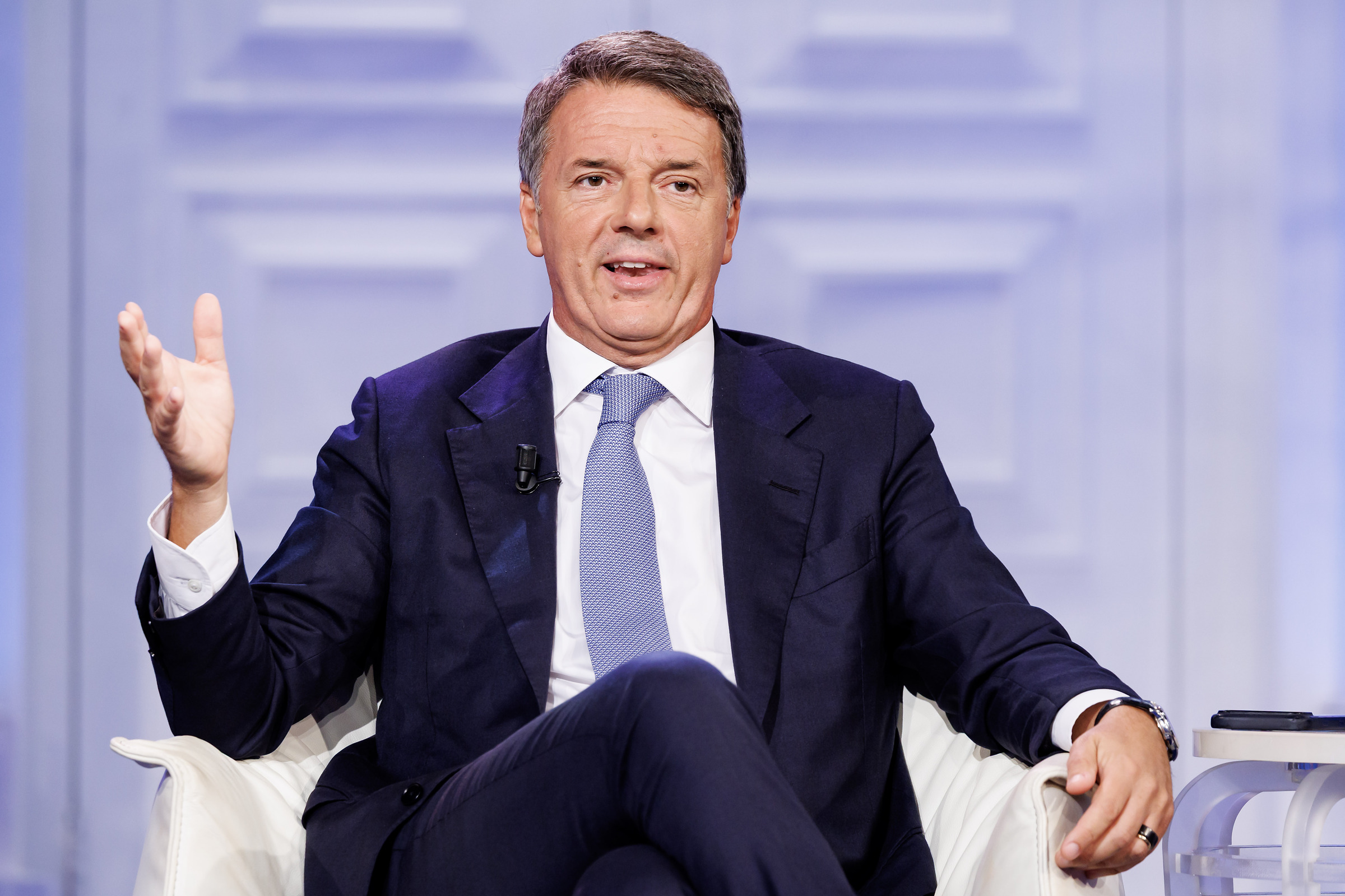 Centrosinistra, Renzi ‘chiama’ i riformisti di FI: “Venite da noi”. Tajani: “L’u