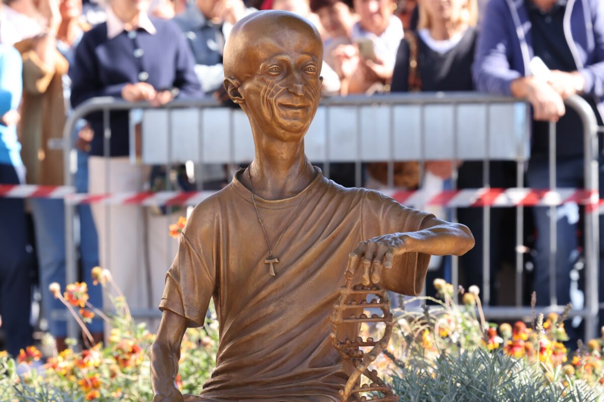Sammy Basso, Fontana inaugura statua a Bassano del Grappa: “Suo insegnamento è vivere con gioia” Sammy Basso, Fontana inaugura statua a Bassano del Grappa: “Suo insegnamento è vivere con gioia”