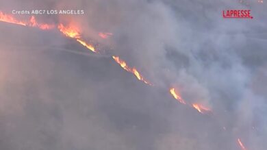California, maxi incendio a Santa Clarita: le immagini dall'alto