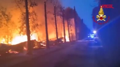Verona, incendio in un campeggio a Peschiera del Garda:  vigili del fuoco al lavoro