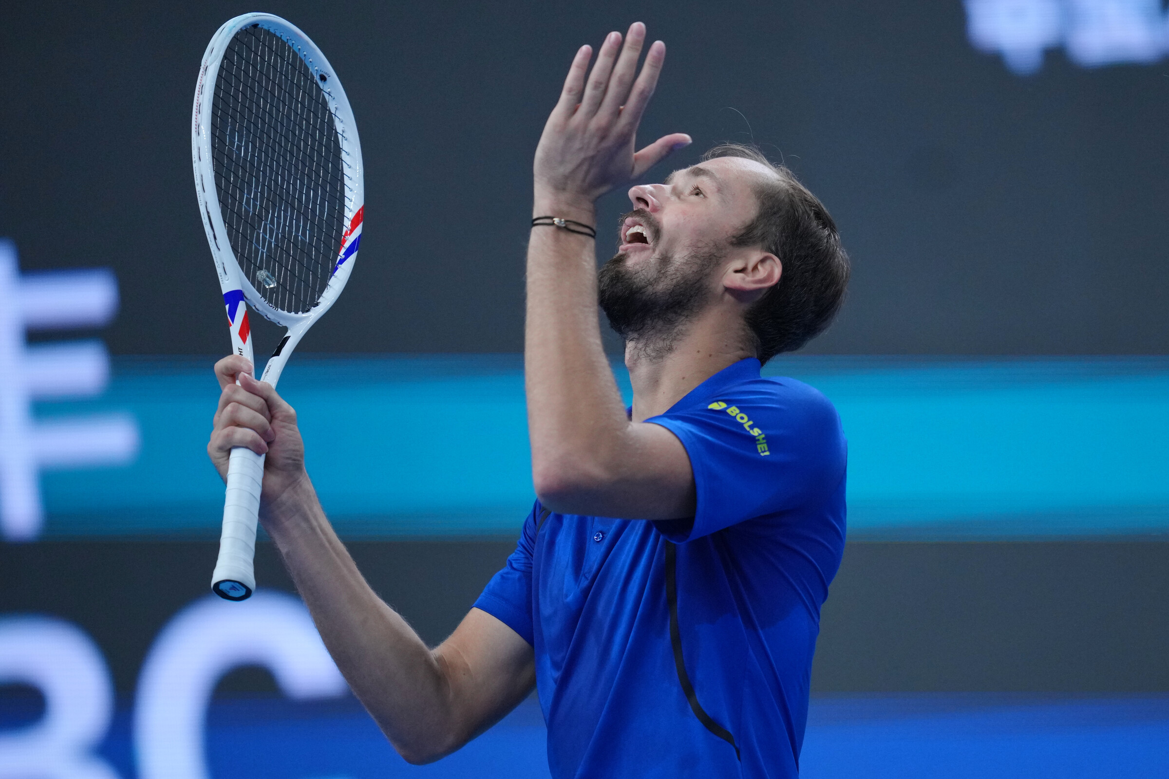 Medvedev squalificato e Djokovic vola in finale a Pechino, il russo scaglia una 