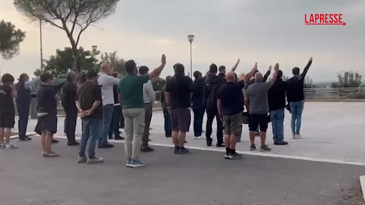roma saluti romani in ricordo di nanni de angelis tra i presenti anche roberto fiore da Lapresse.it roma saluti romani in ricordo di nanni de angelis tra i presenti anche roberto fiore