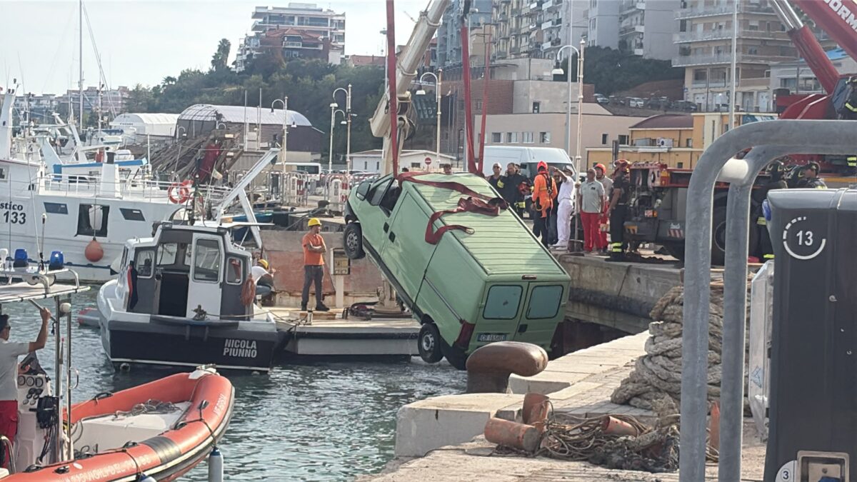 Galleria foto 'Termoli, furgone finisce in mare: morto il conducente' - foto 2