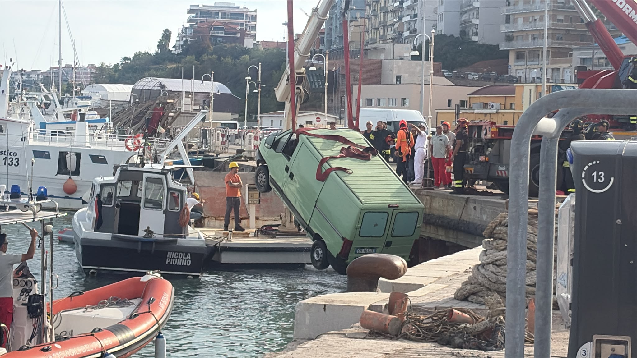 Termoli, furgone finisce in mare: morto il conducente