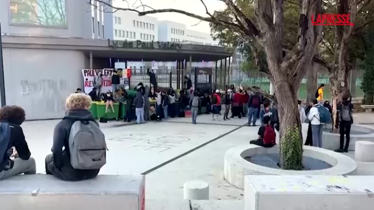 Francia, studenti in protesta: scuole ancora bloccate a Parigi e in altre città