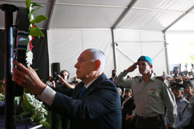 Il Primo Ministro israeliano Benjamin Netanyahu depone una corona di fiori durante una cerimonia commemorativa di Stato in memoria delle vittime dell'attacco di Hamas contro Israele del 7 ottobre 2023, presso il cimitero del Monte Herzl a Gerusalemme (Debbie Hill/Pool Photo via AP)
