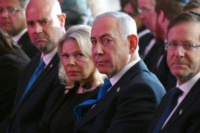 Il Primo Ministro israeliano Benjamin Netanyahu e sua moglie Sara partecipano a una cerimonia commemorativa di Stato in memoria delle vittime dell'attacco di Hamas contro Israele del 7 ottobre 2023, presso il cimitero del Monte Herzl a Gerusalemme (Debbie Hill/Pool Photo via AP)
