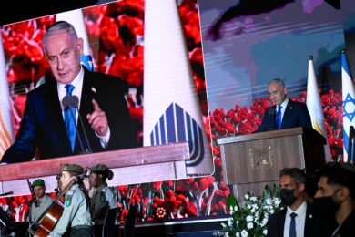 Il Primo Ministro israeliano Benjamin Netanyahu interviene durante la cerimonia commemorativa di Stato in memoria delle vittime dell'attacco di Hamas contro Israele del 7 ottobre 2023, presso il cimitero del Monte Herzl a Gerusalemme (Debbie Hill/Pool Photo via AP)