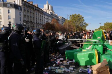 Agenti della polizia antisommossa fronteggiano studenti delle scuole superiori radunatisi per una manifestazione contro la carenza di risorse nelle scuole, a Parigi (Foto AP/Aurelien Morissard)