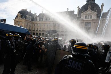 La polizia antisommossa usa i cannoni ad acqua contro gli studenti durante una protesta contro le scuole con risorse insufficienti, a Rennes, nella Francia occidentale (Foto AP/Jeremias)