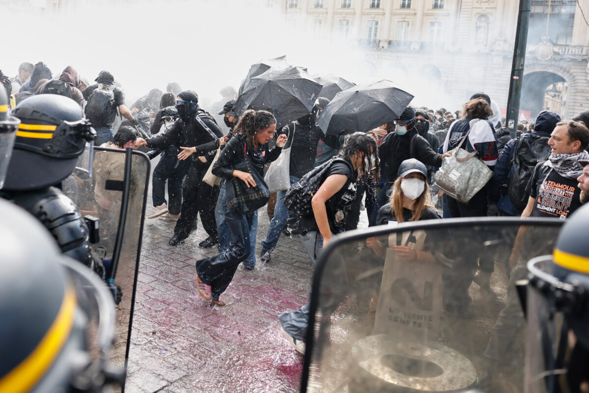 Galleria foto 'Studenti in piazza in Francia, scontri con le forze dell’ordine in diverse città' - foto 4