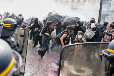 La polizia antisommossa usa i cannoni ad acqua contro gli studenti durante una protesta contro le scuole con risorse insufficienti, a Rennes, nella Francia occidentale (Foto AP/Jeremias)