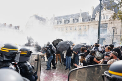 La polizia antisommossa utilizza idranti mentre fronteggia gli studenti durante una protesta contro la carenza di risorse nelle scuole, a Rennes, nella Francia occidentale (Foto AP/Jeremias Gonzalez)