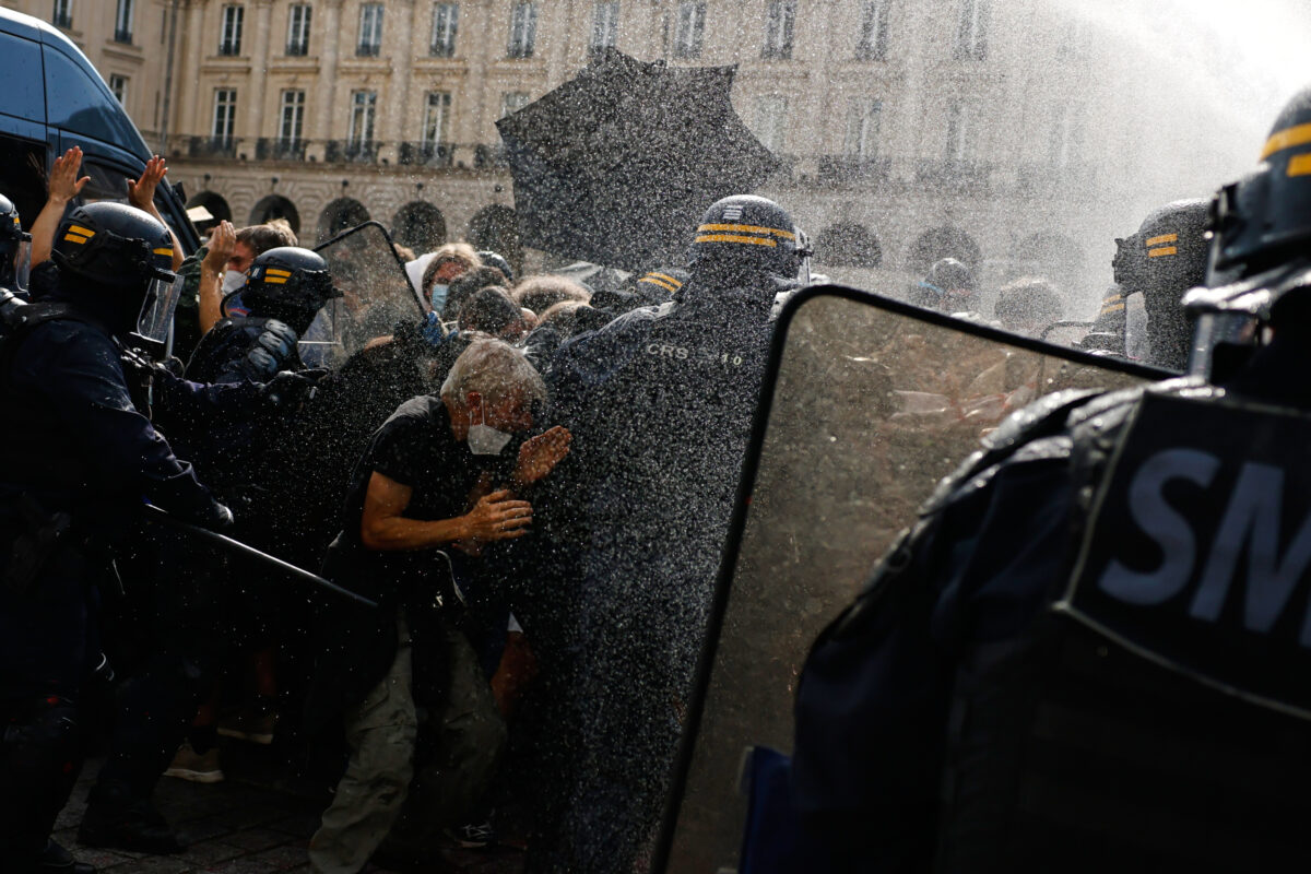 Galleria foto 'Studenti in piazza in Francia, scontri con le forze dell’ordine in diverse città' - foto 8