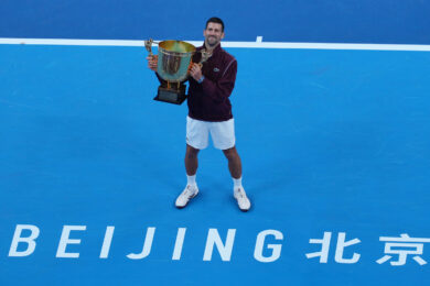 Il serbo Novak Djokovic con il trofeo dopo aver vinto la finale del singolare maschile contro l'australiano Alex De Minaur al torneo di tennis China Open a Pechino (Foto AP/Andy Wong)