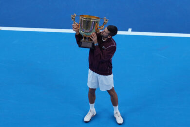 Il serbo Novak Djokovic bacia il trofeo dopo aver vinto la finale del singolare maschile contro l'australiano Alex De Minaur al torneo di tennis China Open a Pechino (Foto AP/Andy Wong)