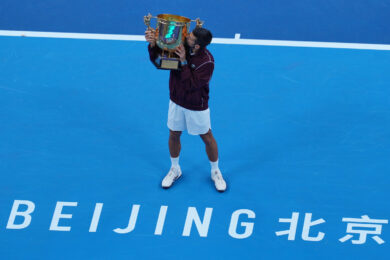 Il serbo Novak Djokovic bacia il trofeo dopo aver vinto la finale del singolare maschile contro l'australiano Alex De Minaur al torneo di tennis China Open a Pechino (Foto AP/Andy Wong)