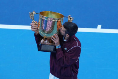 Il serbo Novak Djokovic bacia il trofeo dopo aver vinto la finale del singolare maschile contro l'australiano Alex De Minaur al torneo di tennis China Open a Pechino (Foto AP/Andy Wong)