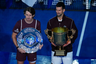 Il serbo Novak Djokovic e l'australiano Alex De Minaur posano insieme con i rispettivi trofei dopo la vittoria di Djokovic nella finale del singolare maschile al torneo di tennis China Open a Pechino (Foto AP/Andy Wong)