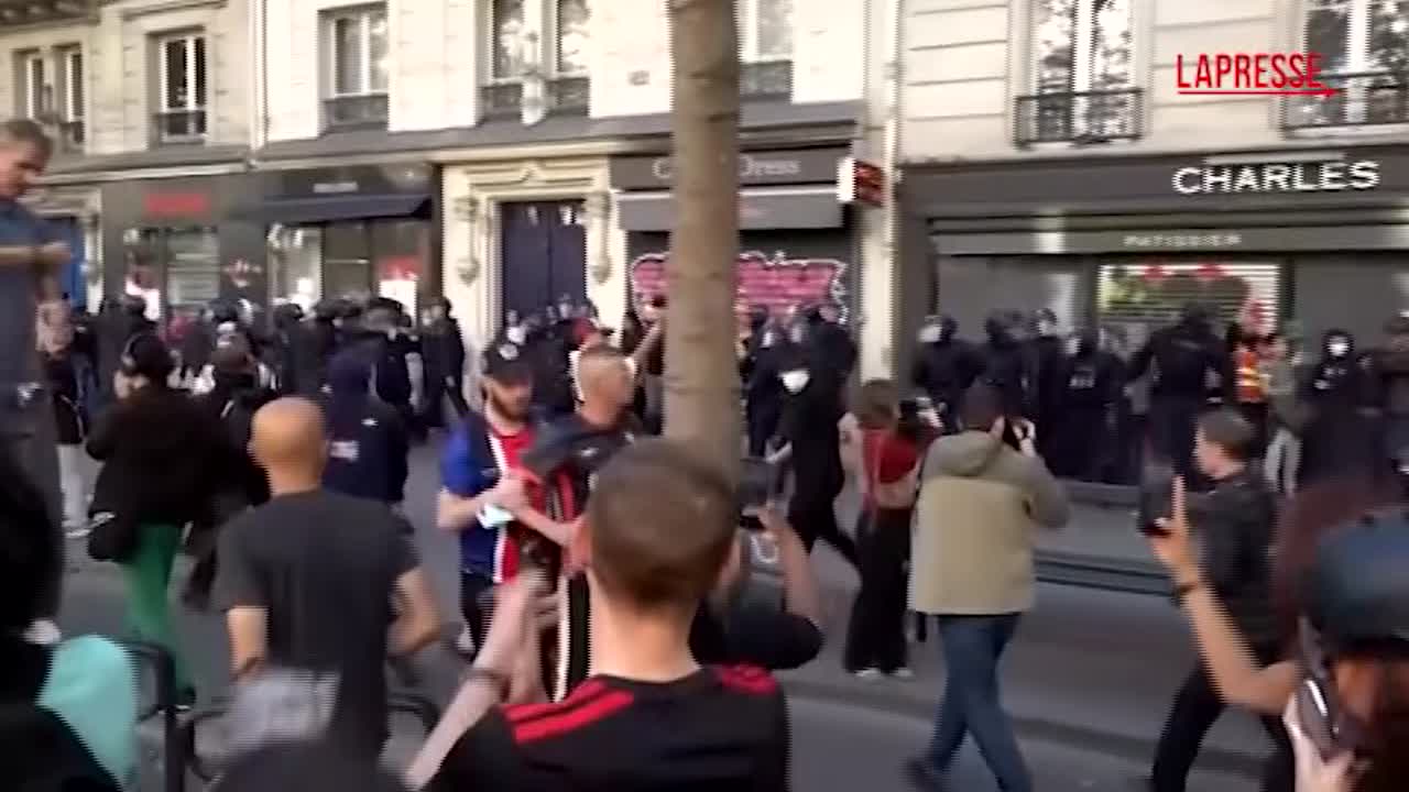francia scontri a parigi dopo la manifestazione studentesca la polizia usa i lacrimogeni da Lapresse.it francia scontri a parigi dopo la manifestazione studentesca la polizia usa i lacrimogeni