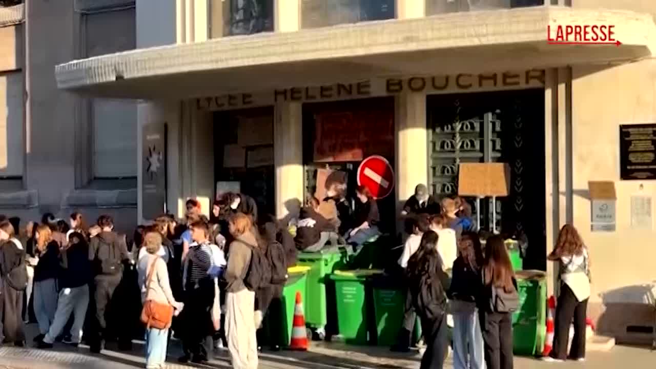 francia la protesta degli studenti cassonetti in fiamme e scontri con la polizia da Lapresse.it francia la protesta degli studenti cassonetti in fiamme e scontri con la polizia