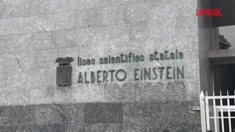 Milano, in mille al presidio antifascista dopo l'aggressione al liceo Einstein