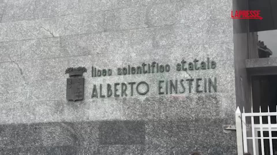 Milano, in mille al presidio antifascista dopo l'aggressione al liceo Einstein