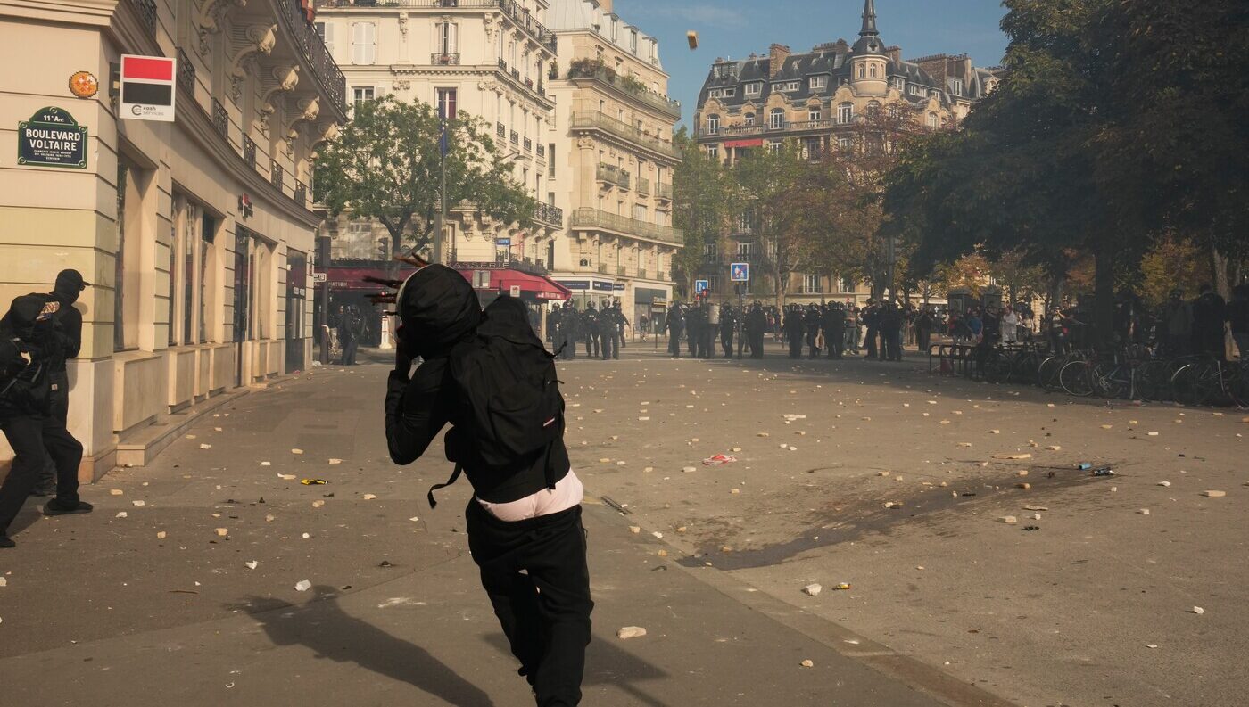 Francia, nuove proteste: Lecornu sospende le lezioni nei licei fino a venerdì