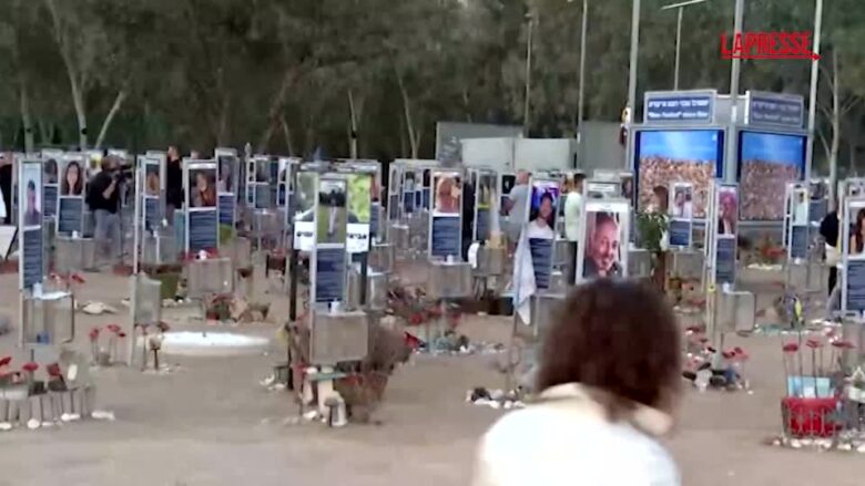 7 ottobre, l'omaggio degli israeliani al memoriale di Reim dove si teneva il Nova Festival