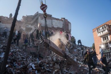 Residenti e soccorritori sgomberano le macerie di un edificio residenziale distrutto da un attacco missilistico russo a Pryluky in Ucraina (Foto AP/Evgeniy Maloletka)