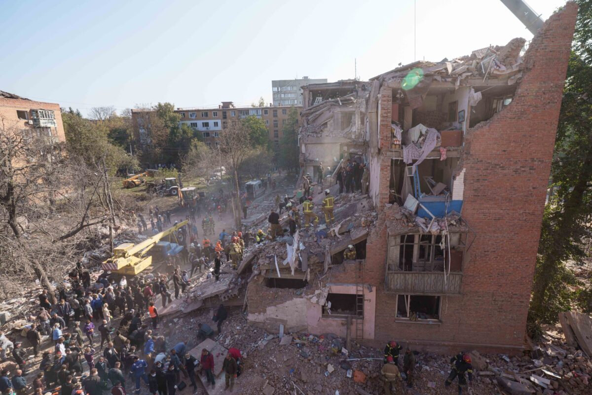 Galleria foto 'Grave attacco missilistico russo su un edificio residenziale a Pryluky in Ucraina' - foto 5