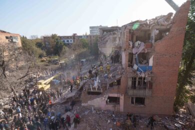 Residenti e soccorritori sgomberano le macerie di un edificio residenziale distrutto da un attacco missilistico russo a Pryluky in Ucraina (Foto AP/Evgeniy Maloletka)