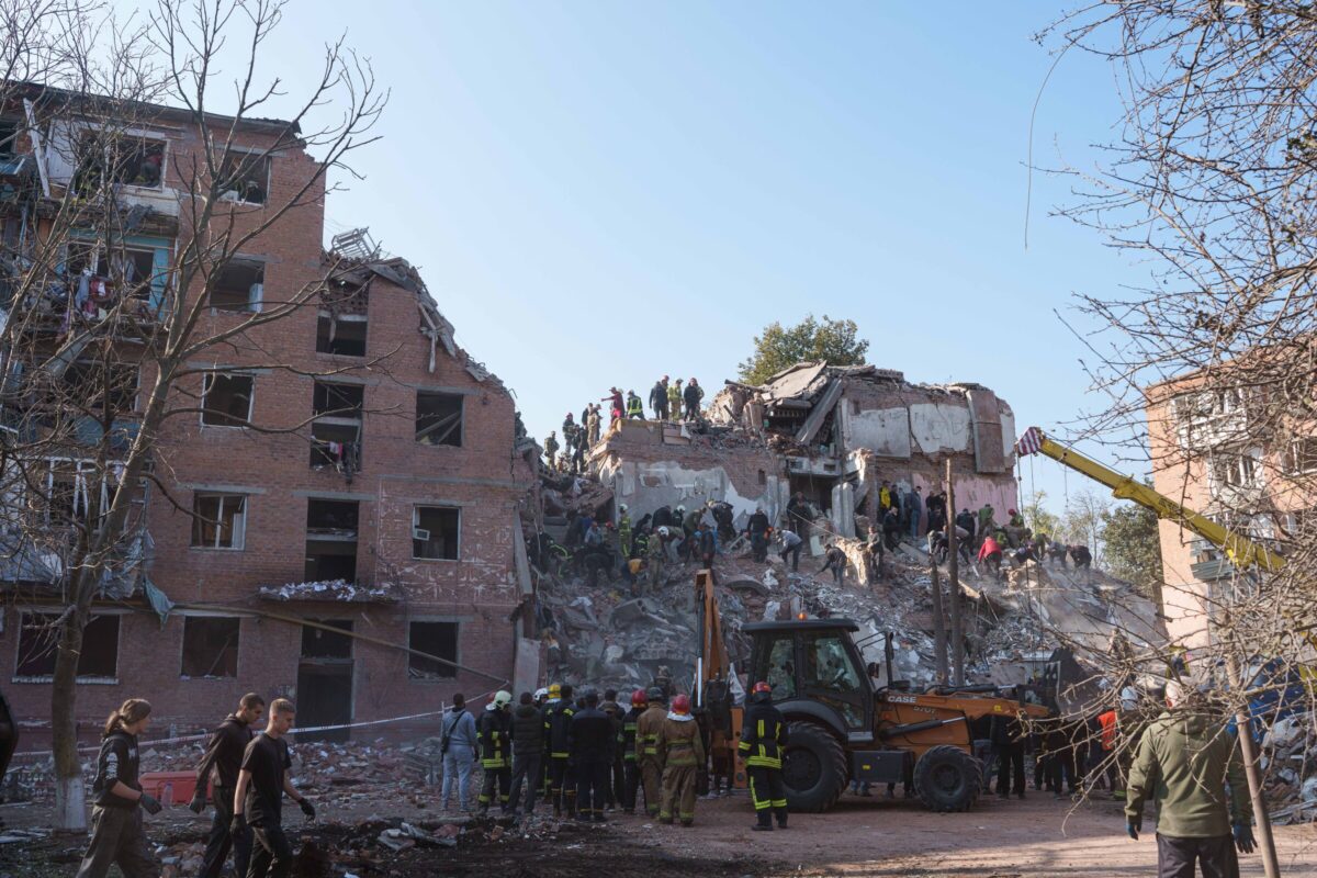 Galleria foto 'Grave attacco missilistico russo su un edificio residenziale a Pryluky in Ucraina' - foto 6
