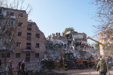 Residenti e soccorritori sgomberano le macerie di un edificio residenziale distrutto da un attacco missilistico russo a Pryluky in Ucraina (Foto AP/Evgeniy Maloletka)