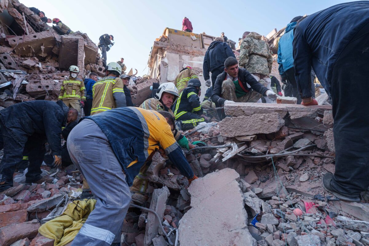 Galleria foto 'Grave attacco missilistico russo su un edificio residenziale a Pryluky in Ucraina' - foto 10