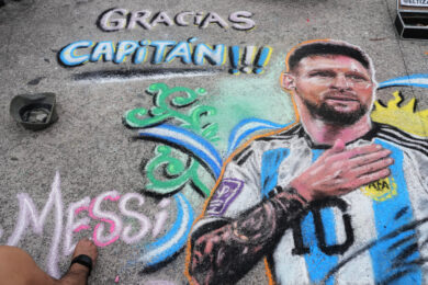 Murale di Lionel Messi fuori dallo stadio di Buenos Aires prima della partita amichevole tra Argentina e Benin, che segna la sua ultima apparizione con la nazionale della Selección (AP Photo/Rodrigo Abd)