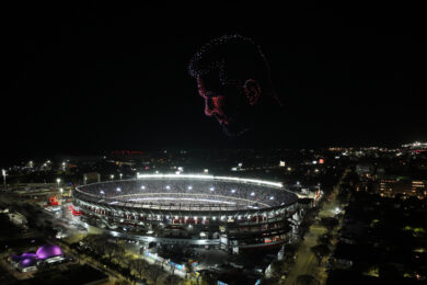 Murale di Lionel Messi fuori dallo stadio di Buenos Aires prima della partita amichevole tra Argentina e Benin, che segna la sua ultima apparizione con la nazionale della Selección (AP Photo/Rodrigo Abd)
