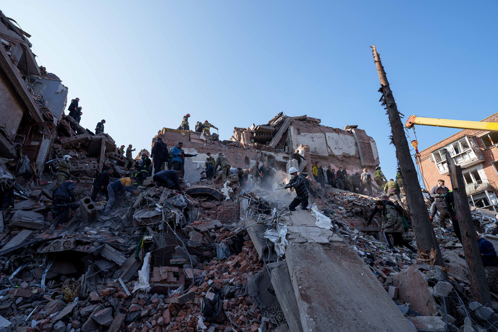 Ucraina, massiccio attacco russo provoca almeno 15 morti e decine di feriti. Zelensky: “Il regalo di compleanno per Putin” Ucraina, massiccio attacco russo provoca almeno 15 morti e decine di feriti. Zelensky: “Il regalo di compleanno per Putin”