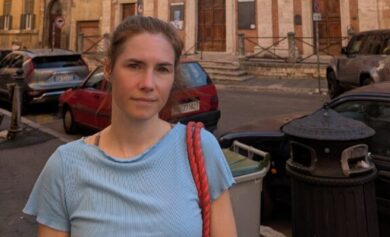Amanda Knox torna in Italia e posta un selfie davanti al tribunale di Perugia: “A testa alta”